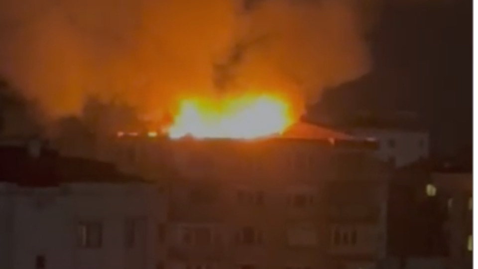 Kadıköy'de yıldırım düşen binada yangın