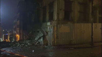 Fatih'te tarihi bina çöktü!