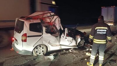 TIR'a çarpan hafif ticari araç hurdaya döndü: 2 ölü