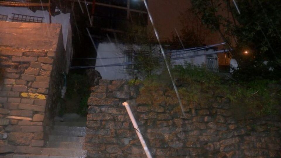 Eyüpsultan'da toprak kayması: 1 ev tahliye edildi