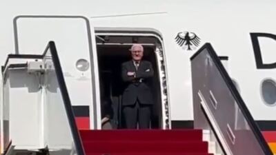 Alman Cumhurbaşkanı Katar'a inişinde 30 dakika bekledi