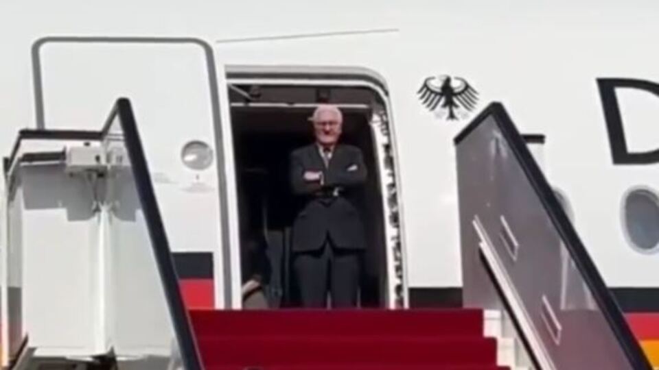 Alman Cumhurbaşkanı Katar'a inişinde 30 dakika bekledi