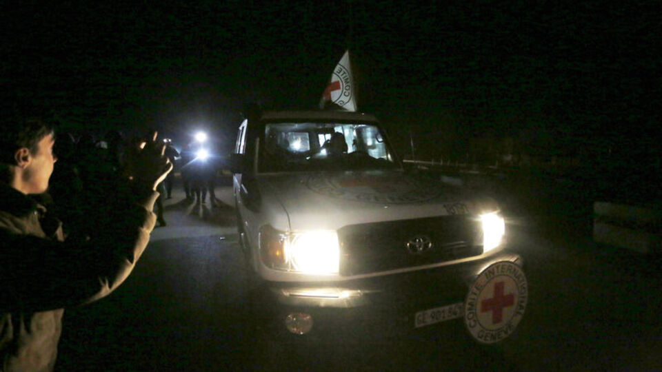 Hamas, İsrailli esirleri Kızılhaç yetkililerine teslim etti