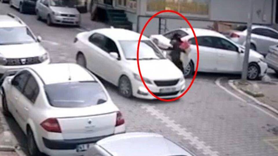 Kucağında çocuğuyla yürüyen kadını taciz etti