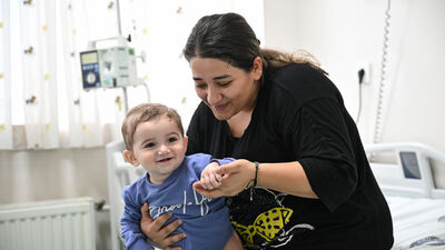 Böbrekleri ve mesanesi taşla doluydu! O bebeğe kritik müdahale