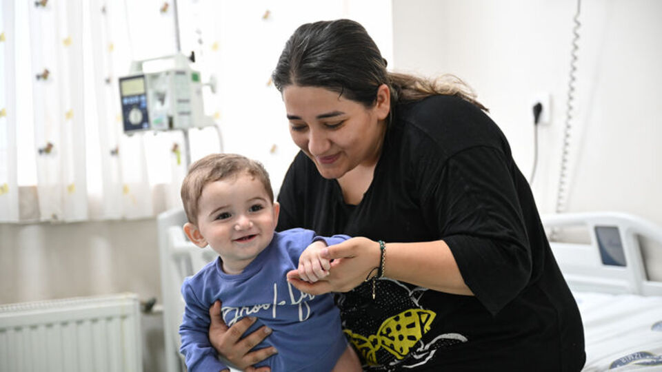 Böbrekleri ve mesanesi taşla doluydu! O bebeğe kritik müdahale