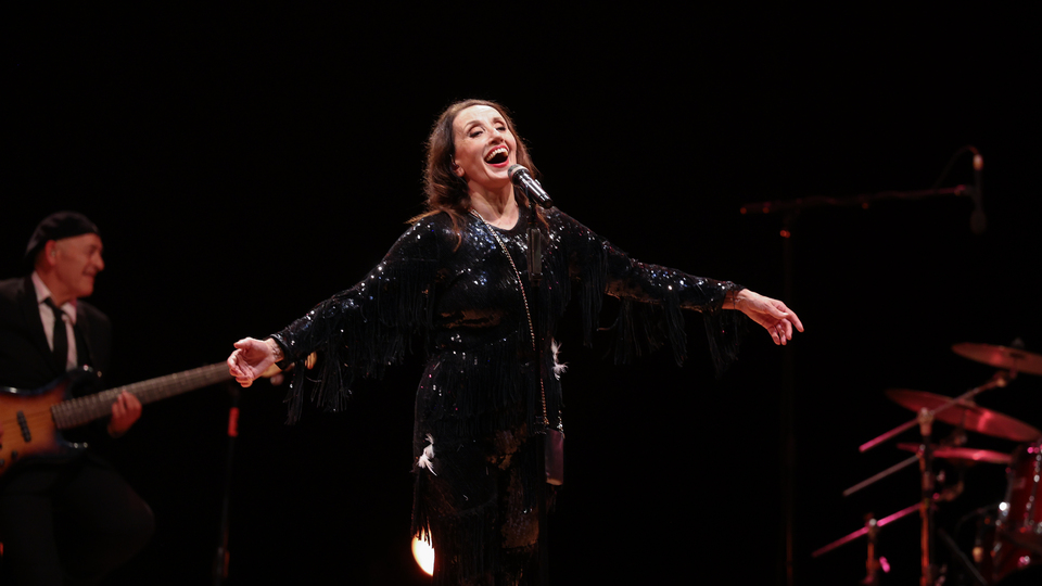 İş Sanat'tan Luz Casal geçti