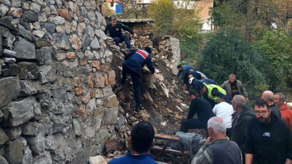 Duvarın altında kalan çocuk kurtarılamadı