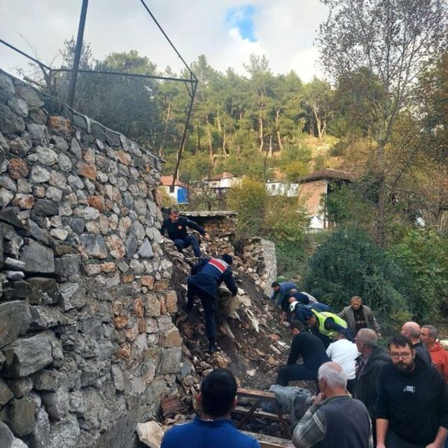 İstinat duvarı çocukların üstüne yıkıldı!