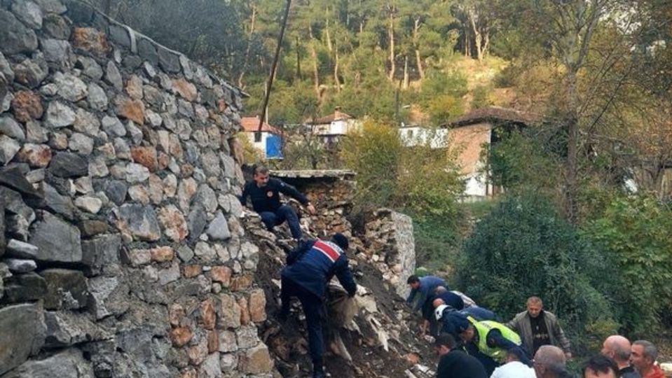 İstinat duvarı çocukların üstüne yıkıldı!