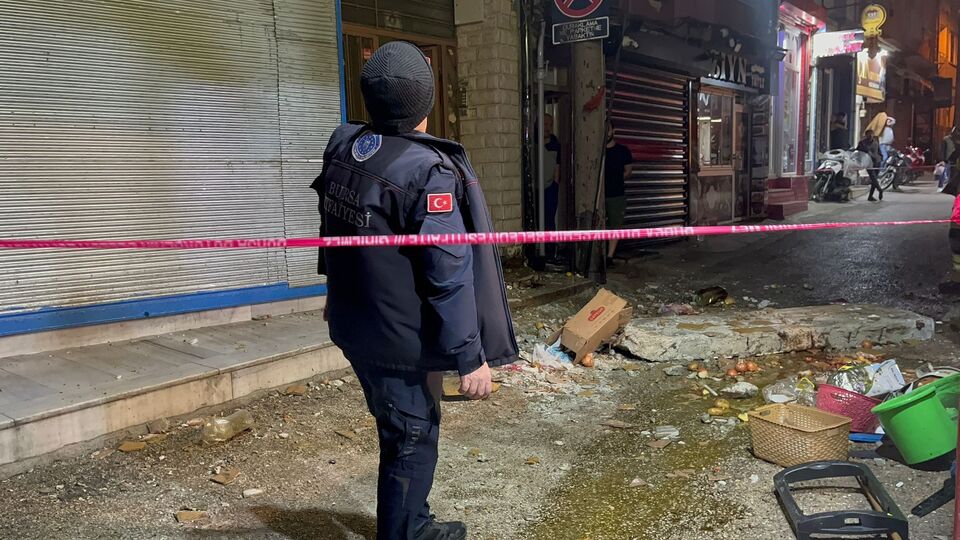 Hava almak için çıktığı 7'nci katın balkonundan düşerek can verdi!