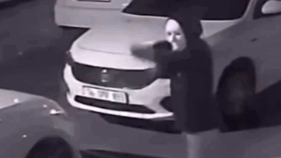 Pompalı tüfekli kadın oto galeriye ateş açtı!