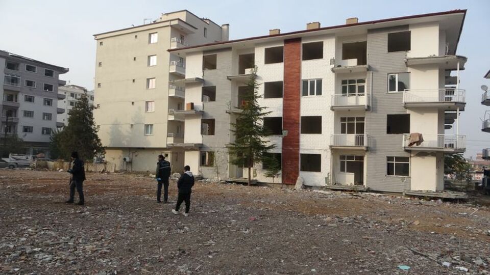 Söktüğü kapı ile 4. kattan düştü