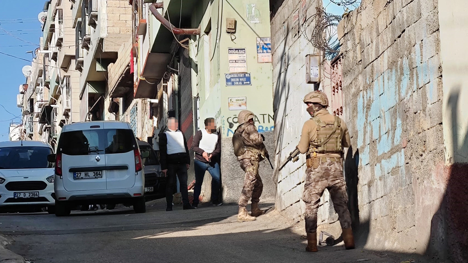 Polise ateş açan şüpheliye operasyon!