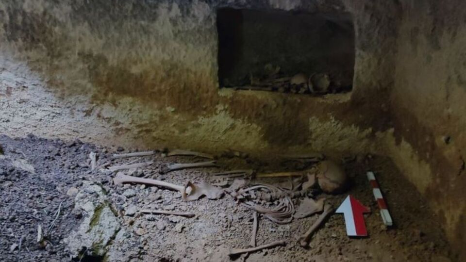 Evin bahçesi çökünce ortaya çıktı