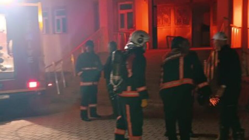 Yurtta yangın paniği! 16 kişi dumandan etkilendi