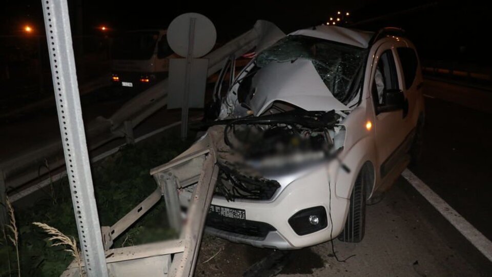 Hafif ticari araç bariyere saplandı: 1'i ağır 3 yaralı