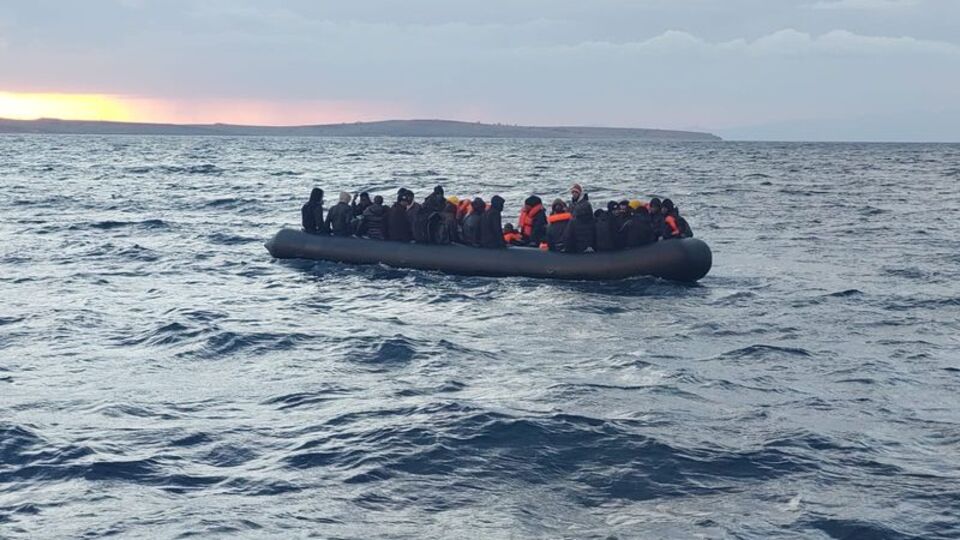 Ayvalık açıklarında 47 düzensiz göçmen kurtarıldı