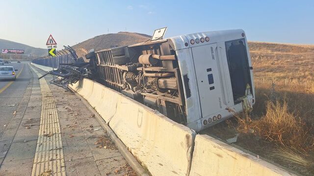 Ankara'da servis devrildi: Yaralılar var