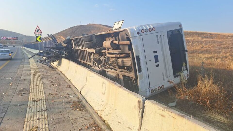 Ankara'da servis devrildi: Yaralılar var