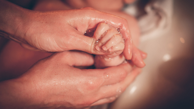 Bebeğini yıkarken sara nöbeti geçirdi!