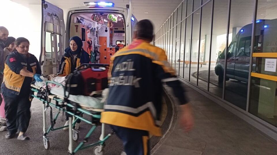 Bebeği küvette yıkıyordu! Anne nöbet geçirdi! Bebeğin durumu ağır!