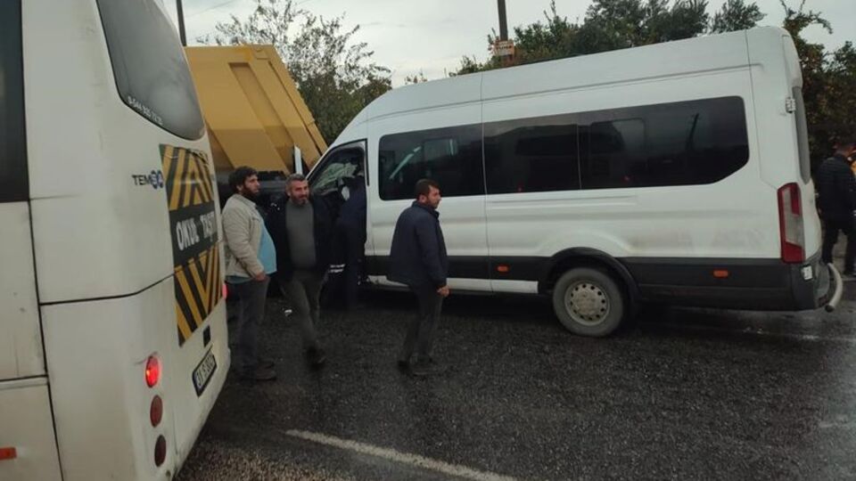 Servis, kamyona çarptı: Yaralılar var