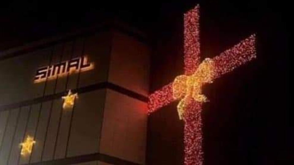 AVM'nin yılbaşı süslemesi tartışma konusu oldu