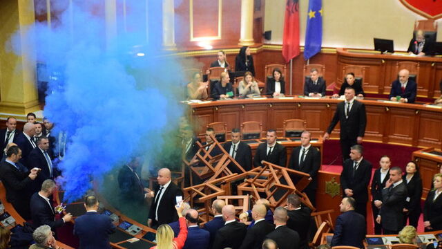 Arnavutluk Meclisi'nde yine gerginlik!