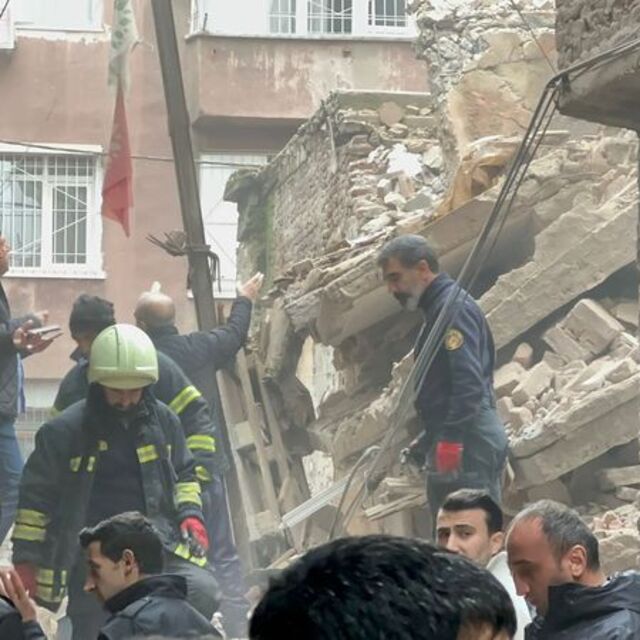 Diyarbakır'da bina çöktü!