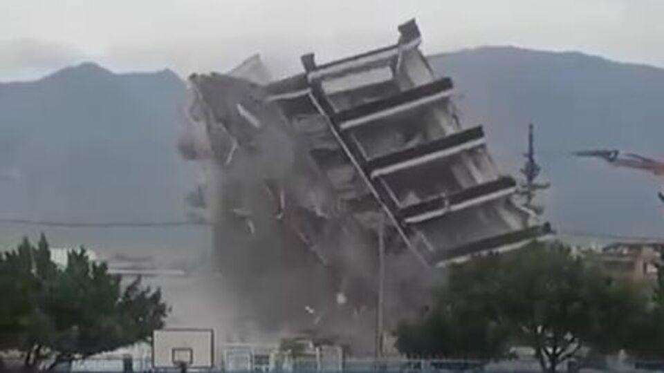 Okul bahçesindeki öğrenciler panik içinde kaçtı!