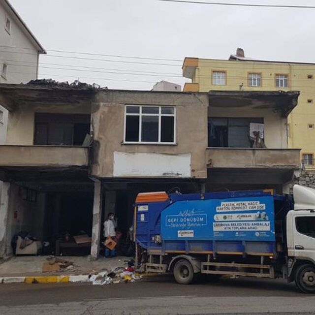 Evinden 3 kamyon çöp çıktı