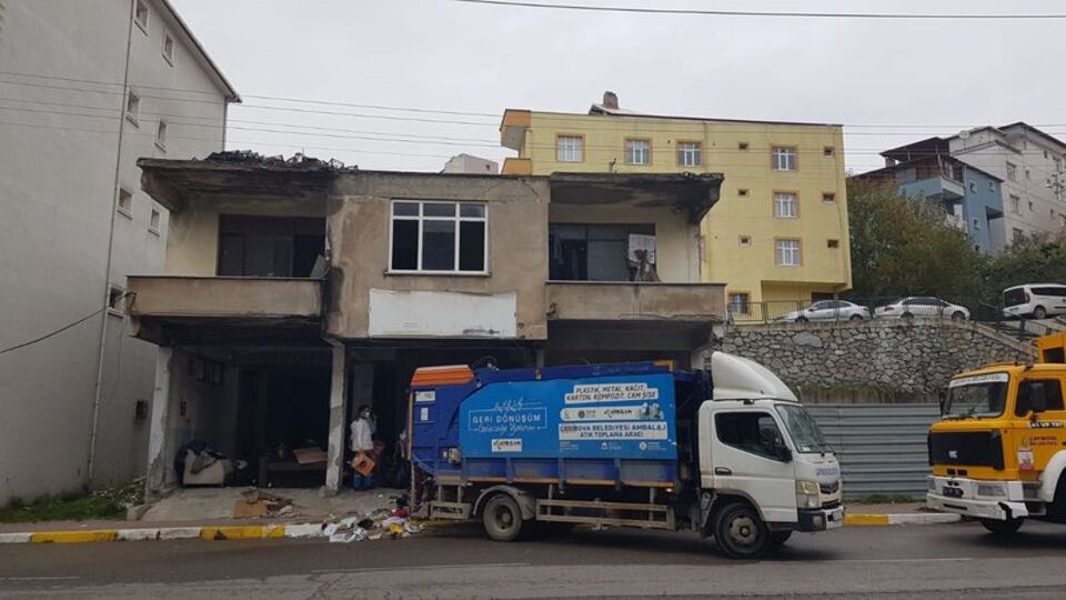 Evinden 3 kamyon çöp çıktı