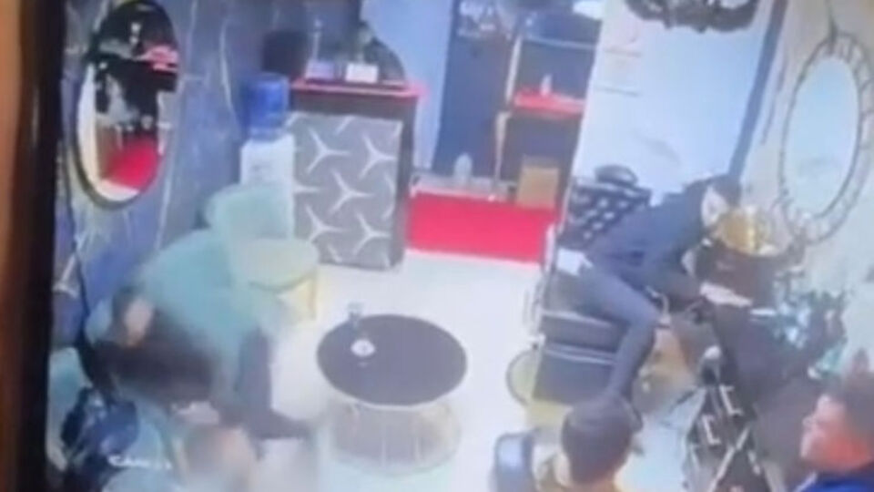 O anlar kamerada! Berberde sıra beklerken vurdular!