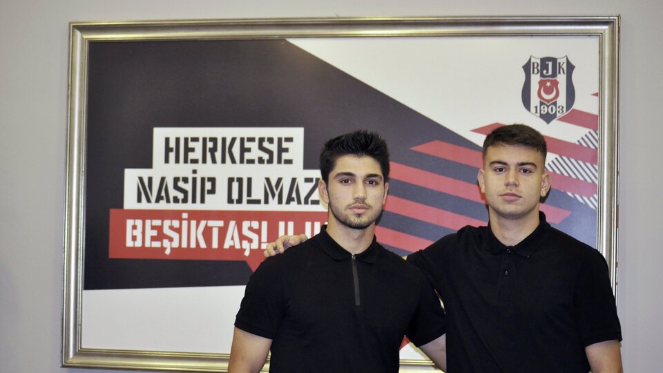 Beşiktaş'ta iki genç profesyonel oldu