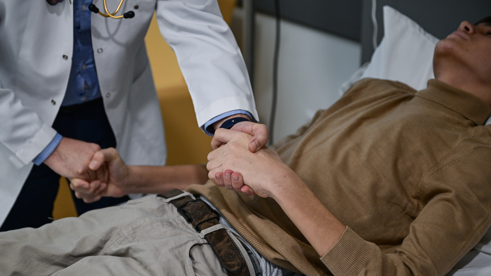 Kalbi duran öğrenciye öğretmeninden kalp masajı!