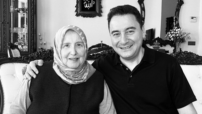 Ali Babacan'ın annesi hayatını kaybetti