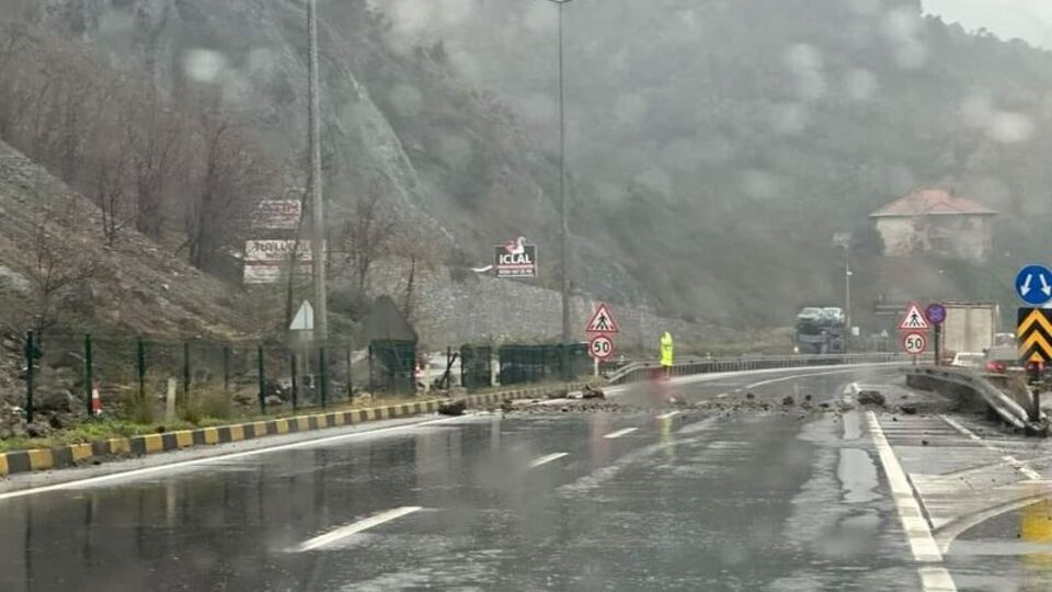 Korku filmi gibi... O an kamerada! Karayolunda heyelan!