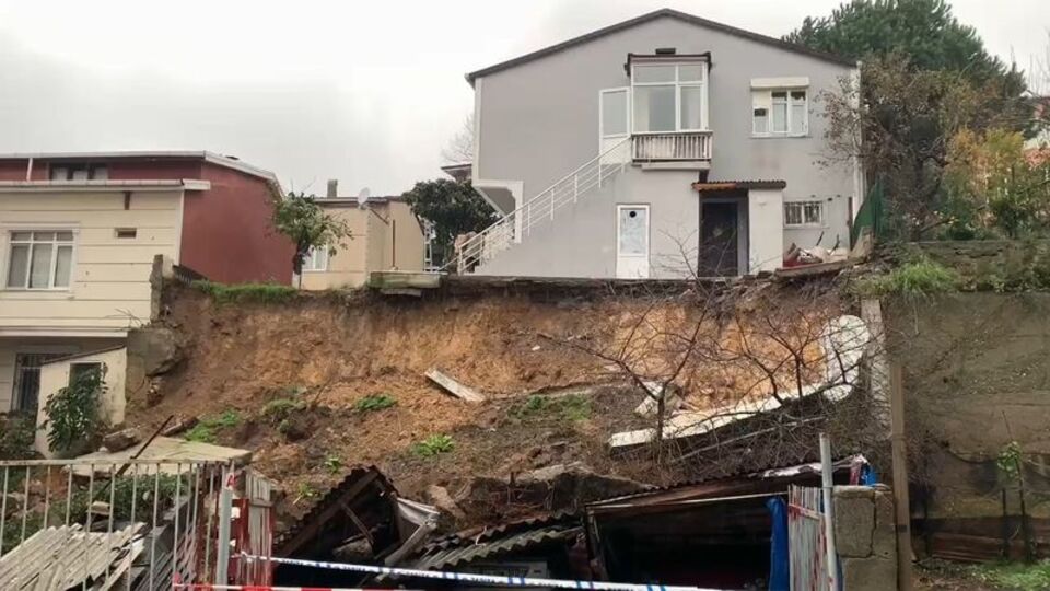 Sarıyer'de istinat duvarı çöktü!