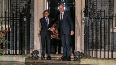 O anlar gündem oldu: İki başbakan kapıda kaldı