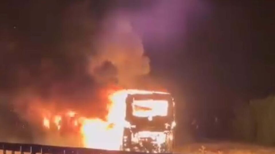 Yolcu otobüsü alev alev yandı