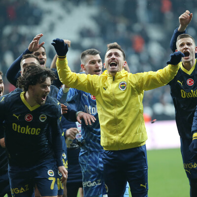 Zaferi taraftarla kutladılar!