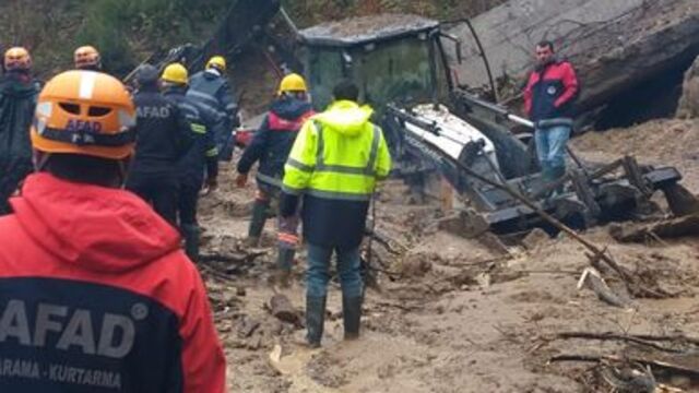 Zonguldak'ta meydana gelen ikinci heyelanda kaybolan iki kişi için kurtarma  çalışmaları başladı - Öne Çıkan Haberler