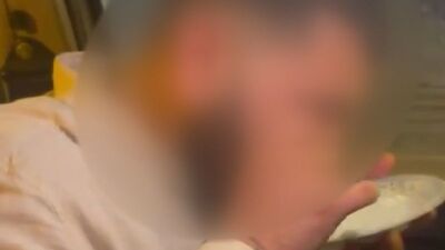 Taksicinin şoke eden görüntüsü! Direksiyonu bıraktı uyuşturucu kullandı!