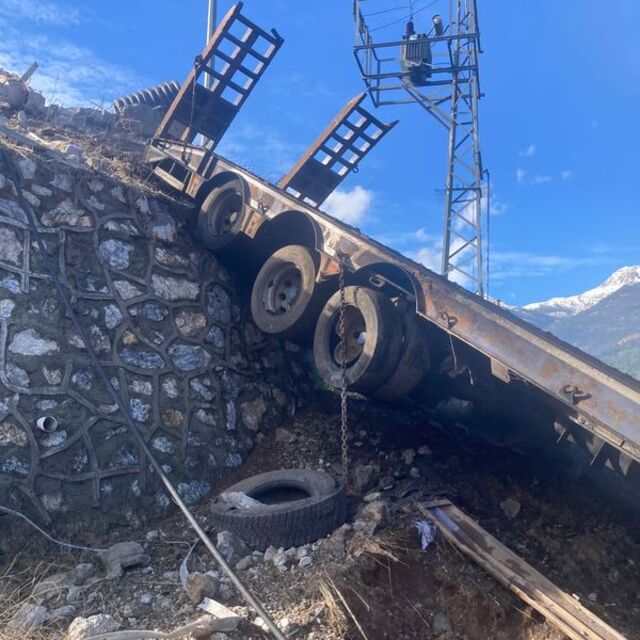 Devrilen TIR alev aldı: 1 ölü, 1 yaralı