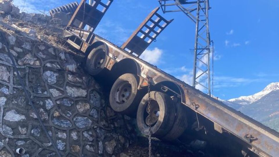 Devrilen TIR alev aldı: 1 ölü, 1 yaralı