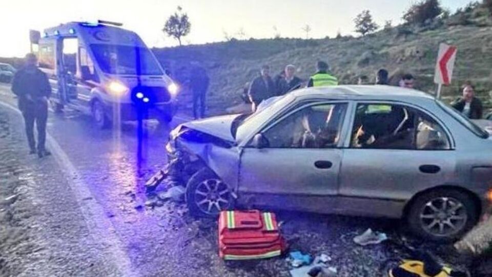 Manisa'da iki otomobil çarpıştı: 3'ü ağır 8 yaralı