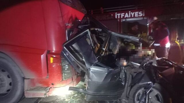 Otomobil iki TIR arasında sıkıştı: 1 ölü, 1 ağır yaralı