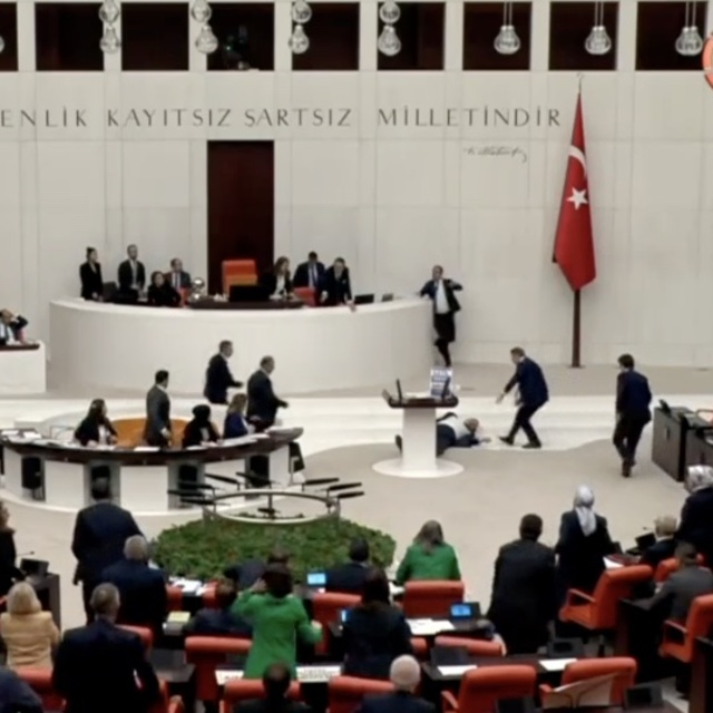 Saadet Partili Bitmez kürsüde bayıldı