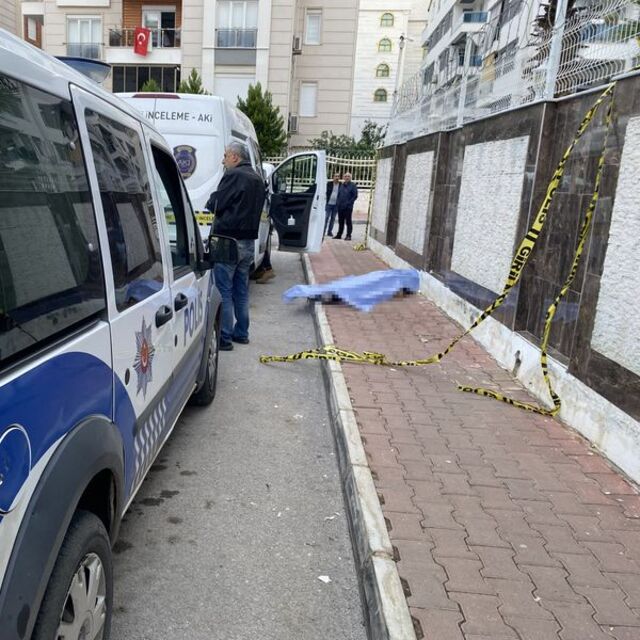 Kaldırımda cansız beden bulundu